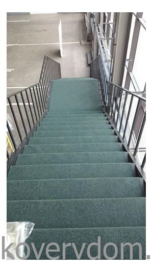 Ковровое покрытие для выставки с укладкой на лестницу