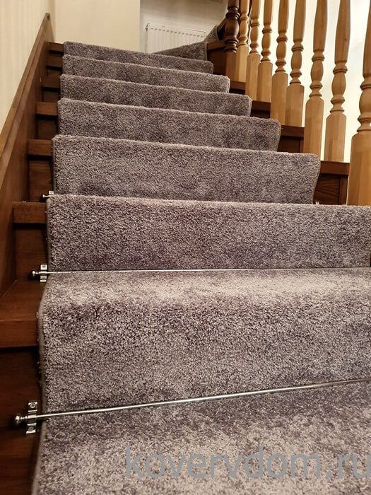 Ковровая дорожка SR-097 с укладкой на лестницу в частный дом Ковровая дорожка SR-097 с укладкой на лестницу в частный дом