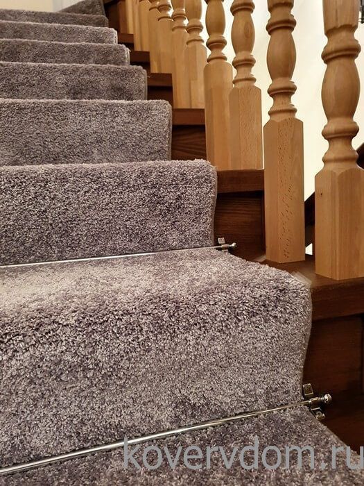 Ковровая дорожка SR-097 с укладкой на лестницу в частный дом Ковровая дорожка SR-097 с укладкой на лестницу в частный дом
