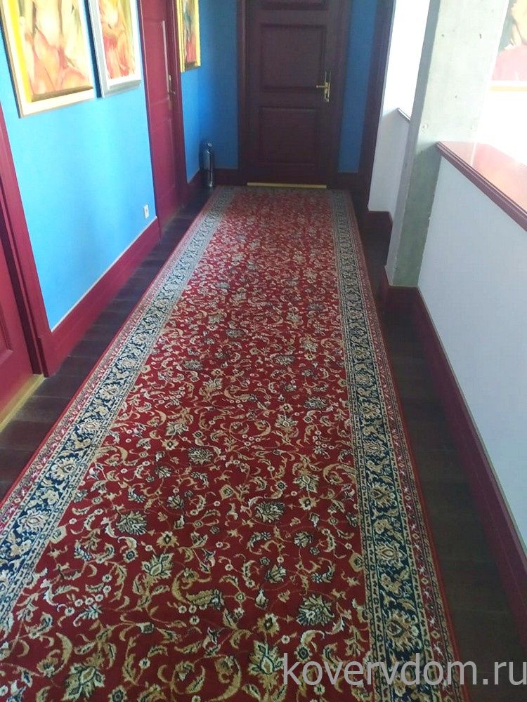 Ковровая дорожка 40700-04 красная с укладкой на лестницу